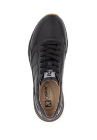 Zapatilla negra con parte superior de cuero, puntera redonda y suela marrón en contraste. Cuenta con un acabado texturizado, diseño con cordones y logotipo en la plantilla.