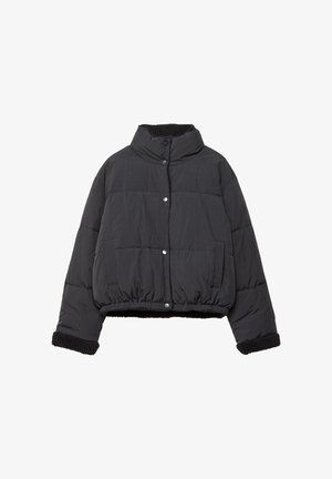 Zwarte cropped pufferjas met een hoge kraag, drukknoopsluiting, elastische zoom en geweven fleece accenten op de kraag en manchetten.
