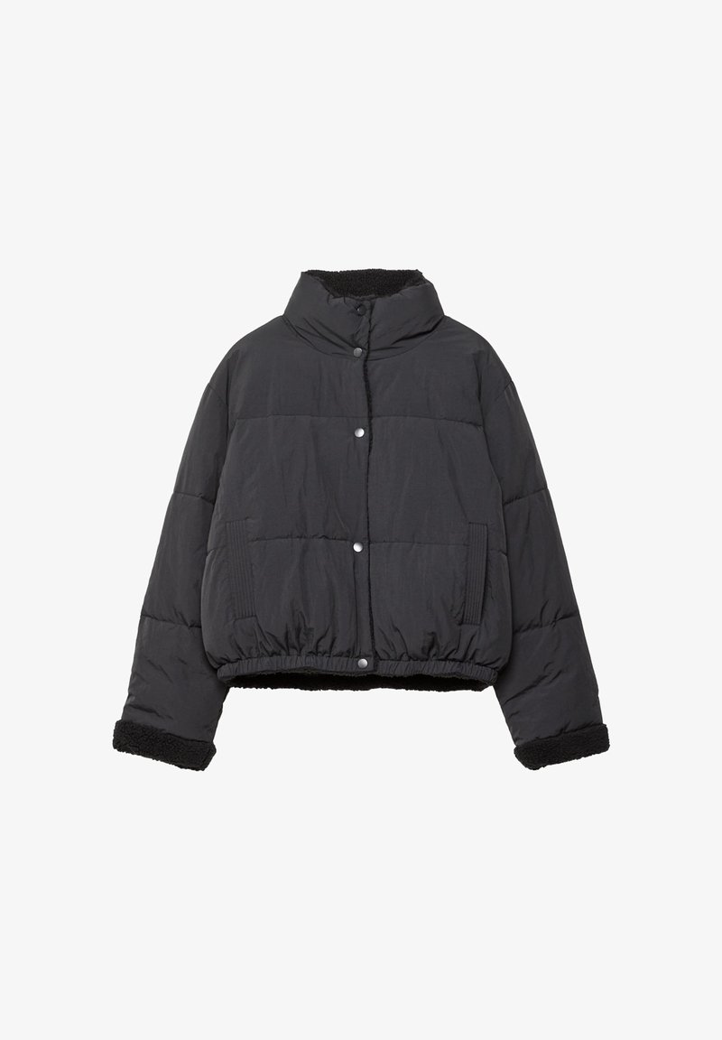 Czarna krótka puchowa kurtka z wysokim kołnierzem, zatrzaskami, elastycznym dołem oraz teksturowanymi dodatkami z polaru przy kołnierzu i mankietach.