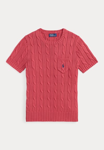 Pull en maille rose à manches courtes avec motif torsadé, petite poche avant et logo Polo Ralph Lauren bleu sur la poche.