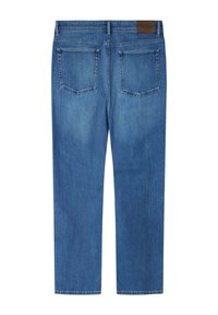 Modré rifle s priamym strihom, dvoma zadnými vreckami a hnedou koženou značkou na opaskovom páse.