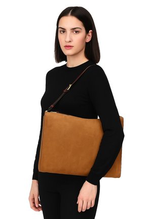 Borsa a tracolla in pelle tan con una texture liscia, forma rettangolare e spallaccio marrone. Presenta una chiusura con zip e un design minimalista.