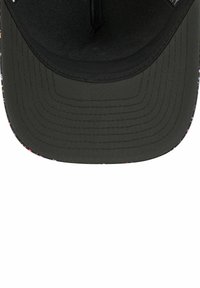 Schwarze Kappe mit flachem Schirm und einem gemusterten Innenbereich, der mehrfarbige Punkte aufweist. Das Material wirkt stofflich mit einer glatten Textur.
