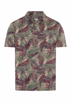 Polo manches courtes avec motif de feuilles de palmier vert, rouge et bleu marine sur fond beige, avec une patte à trois boutons.