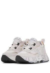 Sneaker bianche con una combinazione di suede e rete, dotate di lacci neri, collare imbottito, dettagli dorati e suola con motivo.