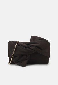 Borsa a pochette nera in tessuto con grande dettaglio a fiocco e tracolla in oro, con un sottile logo "Liu Jo" nell'angolo.