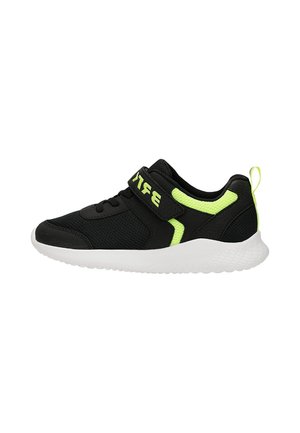 Chaussure de sport noire avec des accents vert néon, semelle blanche texturée et fermeture à bride avec texte vert inversé sur fond blanc.