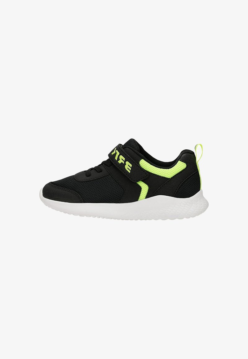 Chaussure de sport noire avec des accents vert néon, semelle blanche texturée et fermeture à bride avec texte vert inversé sur fond blanc.