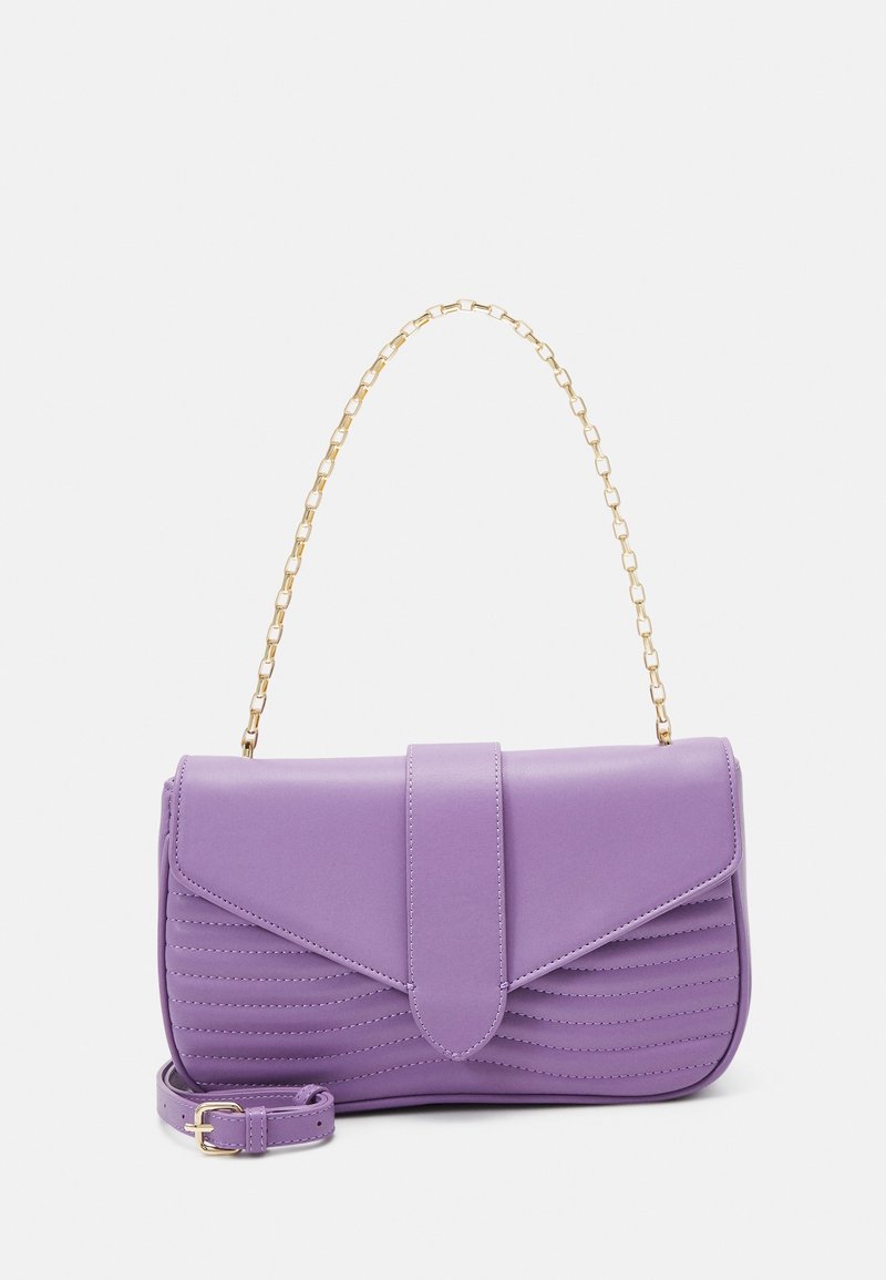 Borsa a mano in ecopelle viola con dettagli trapuntati, patta a risvolto e tracolla a catena dorata. Include una tracolla removibile.