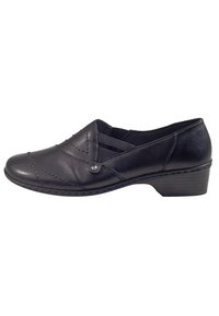 Zwarte leren schoen met een lage hak, voorzien van een kruisriemdesign, decoratieve stiksel en een ronde neus. Decoratieve knoopdetails.