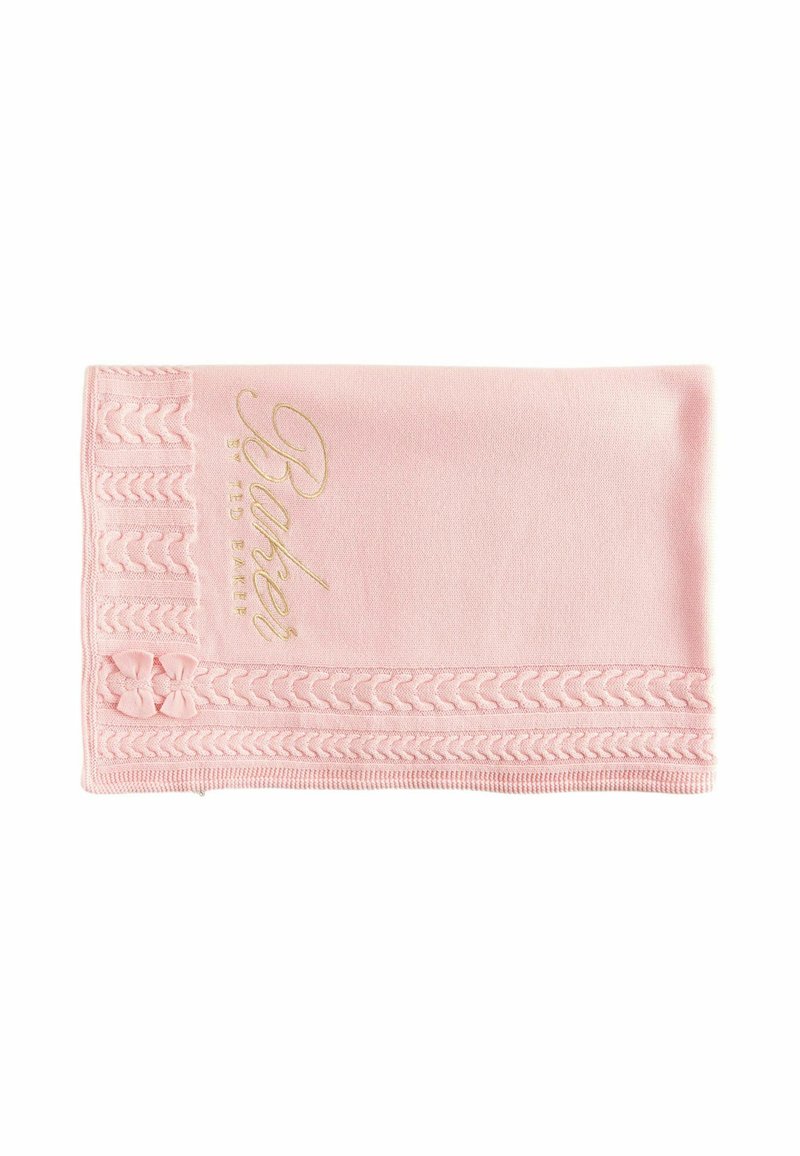 Couverture rose clair avec un texte brodé en or, des motifs de tresses texturés et un accent de nœud décoratif sur un bord.