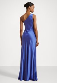 Vestido de noite azul em cetim, com corte justo e decote assimétrico. Design até ao chão, textura suave e detalhes mínimos.