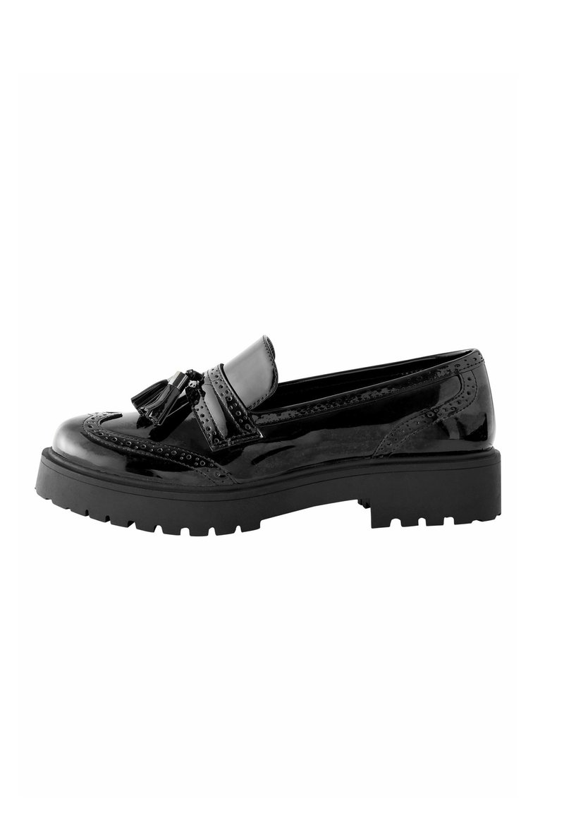 Sorte patenterede læder loafers med en lav, chunky sål, kvastdetalje og brogue-lignende perforeringer langs kanterne. Glat, blank finish.