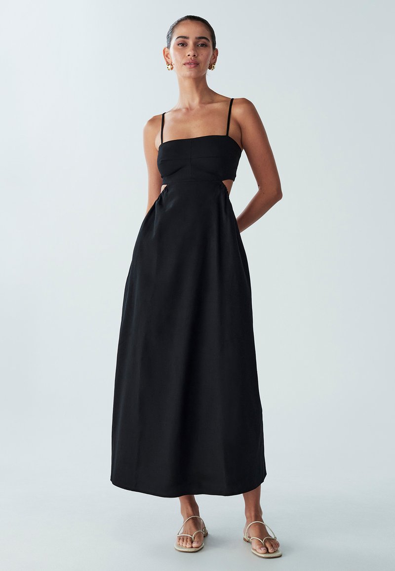 Musternäidist must maxi kleit, millel on õhukesed rihmad ja talje juures lõikeavad. Sile kangas, keha külge liibuv korpus ja voolav seelik.