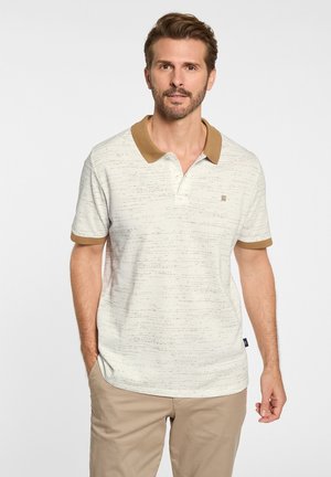 Kurzärmliges Poloshirt in hellbeige mit einem braunen Rippkragen. Es hat ein subtil strukturiertes Muster und ein kleines Markenlogo auf der Brust.