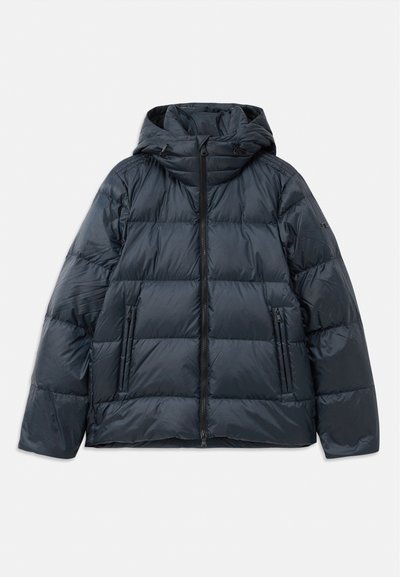 Dunkelblau gefütterte Jacke mit Kapuze, gestepptem Design, vorderem Reißverschluss und zwei seitlichen Reißverschlusstaschen; glatte, glänzende Textur.