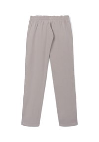 Pantaloni dritti grigio chiaro con elastico in vita, vestibilità ampia e senza tasche visibili, presentati su uno sfondo bianco.