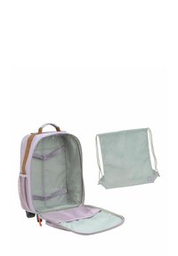 Sac à dos violet clair avec une sangle marron, ouvert pour montrer un intérieur vert, et comprenant un sac à cordon assorti. Poche latérale en maille texturée.