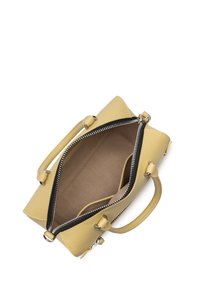 Sac à main en cuir jaune avec doubles poignées, fermeture éclair et texture lisse. L'intérieur présente une doublure beige et un design minimaliste.