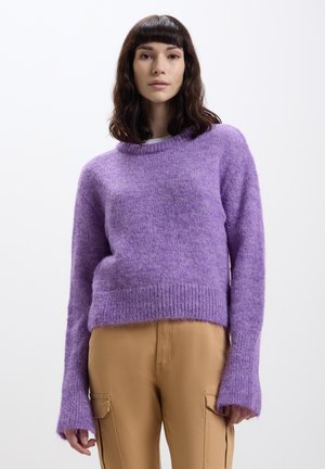 Pullover lavorato a maglia viola con una texture morbida, scollo rotondo e maniche lunghe. Presenta un orlo a coste e una vestibilità comoda. Abbinalo a pantaloni beige.