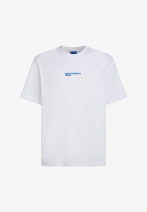 Balta īsroku T-krekls ar apaļu kakla izgriezumu un mazu zilu "KARL LAGERFELD JEANS" logotipu, kas izvietots krūšu centrā.