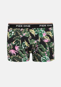 Sorte boksershorts med tropiske grønne blade og lyserøde blomster, med en sort taljebånd med hvid tekst "PIER ONE".