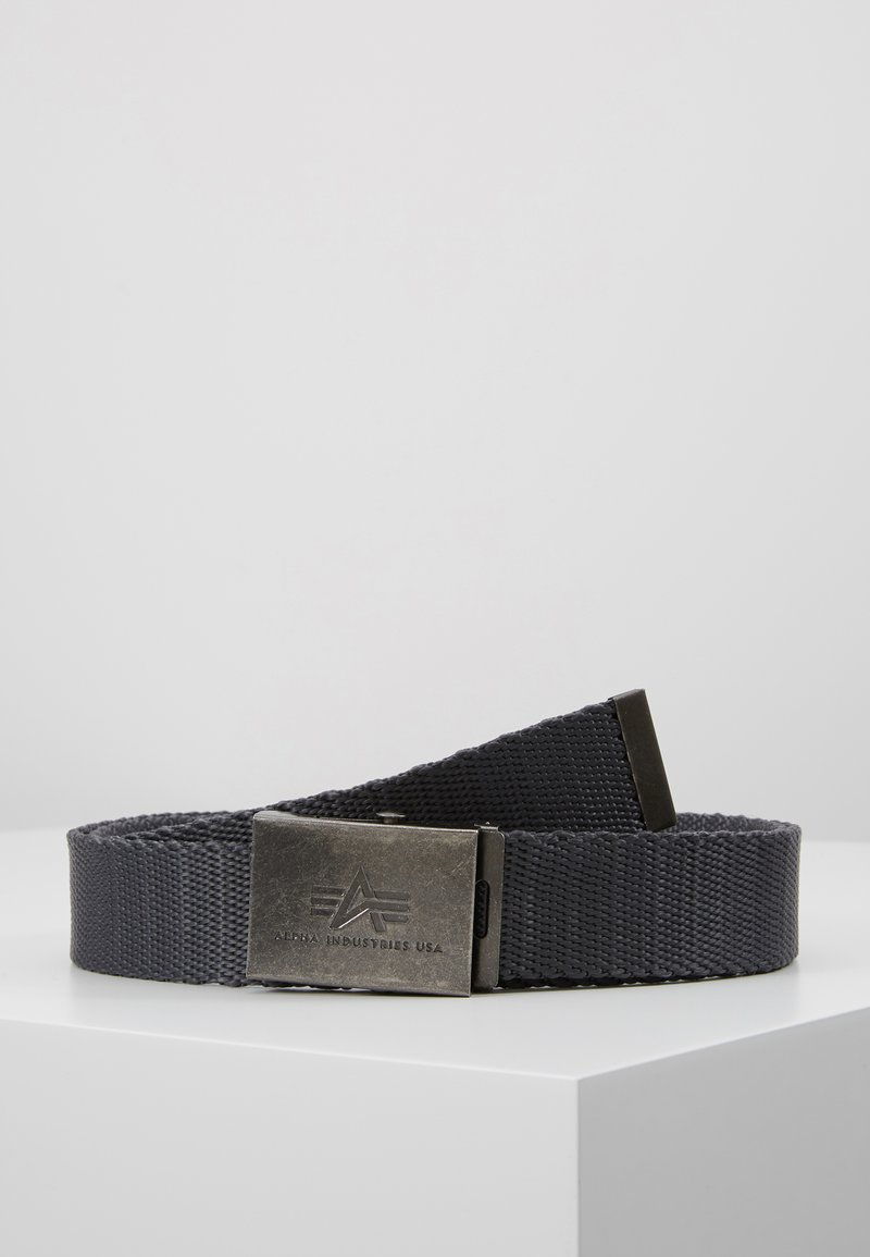 Ceinture en nylon tressé noir avec une boucle en métal portant un logo gravé. Fini texturé et design ajustable pour un ajustement polyvalent.