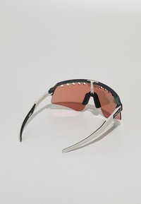 Sportsonnenbrille mit einem dunkelgrünen Rahmen, rosa getönten Gläsern und silbernen Akzenten; verfügt über ein aerodynamisches Design und durchbrochene Details.