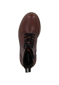 Stivaletto in pelle marrone con lacci neri, zip laterale e cuciture bianche in contrasto. Tallone rinforzato e fodera interna texturizzata.