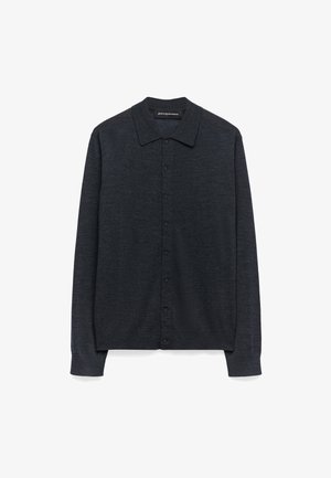 Cardigan gris foncé en tissu doux, avec un col, une fermeture à boutons sur toute la longueur, des manches longues et des poignets côtelés.