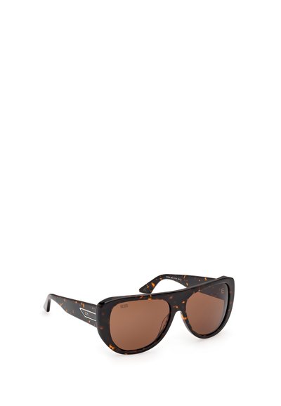 Gafas de sol con estampado carey, montura gruesa y angular, y lentes tintadas de color marrón, expuestas sobre un fondo blanco.