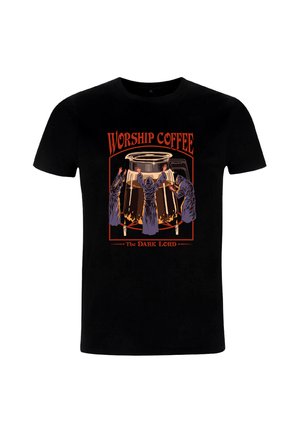 Czarny bawełniany T-shirt z kolorową grafiką postaci w płaszczach wokół dzbanka do kawy, z napisem "Czcij kawę - Mroczny Władca."