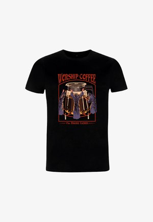 Zwarte katoenen t-shirt met een graphic van drie gewadenfiguren met uitgestrekte armen rondom een grote beker, met "Worship Coffee" in vet oranje tekst.