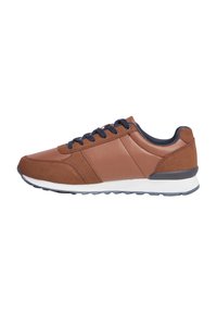 Sneaker atletici marroni con tomaia in pelle liscia e suede testurizzato, dotati di lacci blu navy, un intersuola bianca e una suola in gomma.
