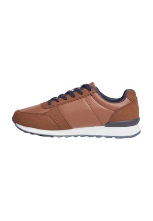 Zapatillas deportivas marrones con un upper de cuero liso y gamuza texturizada, con cordones azul marino, una entresuela blanca y una suela de goma.