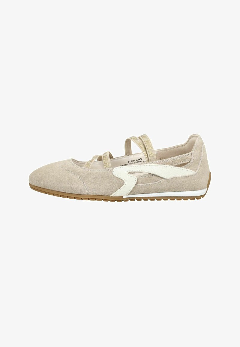 Beige flacher Schuh aus Wildleder mit weißem Seitenakzent, elastischen Riemen über dem Spann und einer braunen Gummisohle.