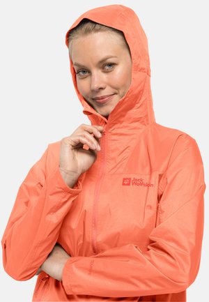 Leichte orange Regenjacke mit Kapuze, ausgestattet mit einem Reißverschluss vorne und einem Logo auf der Brust. Glatte Textur und elastische Bündchen.