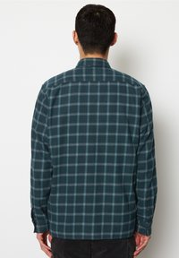 Zielono-niebieska koszula w kratę z długim rękawem, wykonana z miękkiego materiału, z kołnierzem na guziki i regulowanymi mankietami.