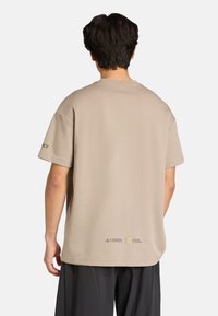 Adidas Terrex AERO GRAPHIC - Marškinėliai su spaudiniu - putty beige