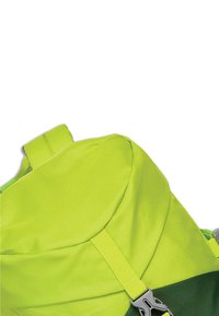 Sac à dos en tissu vert vif avec une texture lisse, doté de bretelles réglables et d'accents en matériel gris. Design à sommet arrondi.