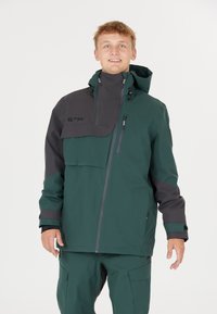 Veste imperméable pour hommes en vert et gris avec un col montant, poche avant, fermeture éclair et capuche réglable. Design ajusté avec des coutures minimales.
