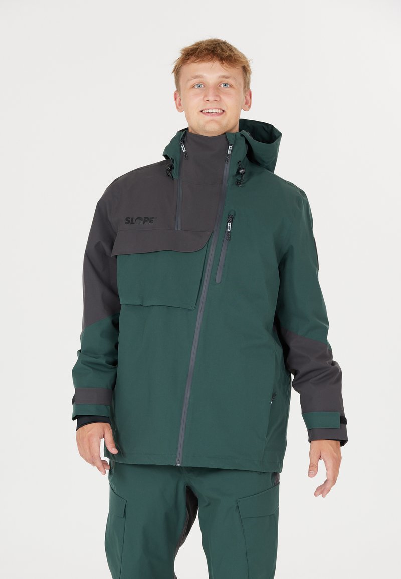 Veste imperméable pour hommes en vert et gris avec un col montant, poche avant, fermeture éclair et capuche réglable. Design ajusté avec des coutures minimales.