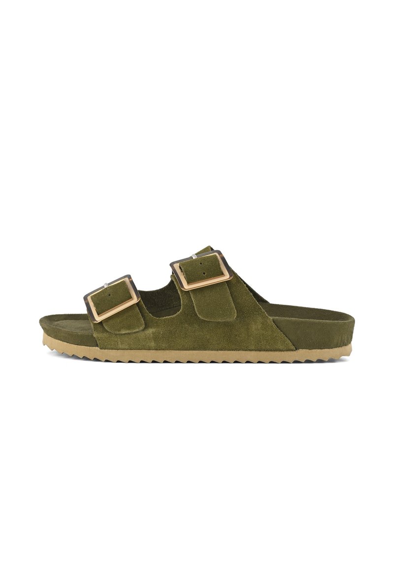 Sandali in suede verde oliva con due cinturini regolabili dotati di fibbie metalliche rettangolari e una suola in gomma marrone con finitura testurizzata.