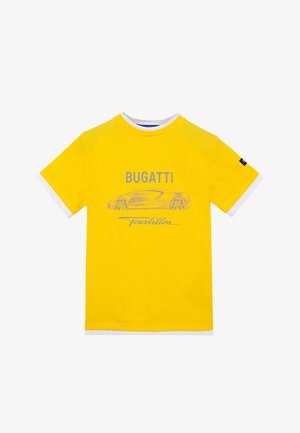 Maglietta gialla a maniche corte con rifiniture bianche, con scritta grigia Bugatti, schizzo di un’auto sportiva e la scritta "Tourbillon" sul davanti.