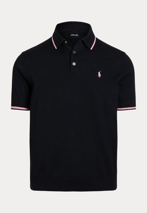 Polo negro de manga corta con ribete rosa en el cuello y las mangas, tapeta de dos botones y pequeño logo de caballo bordado en rosa en el pecho.