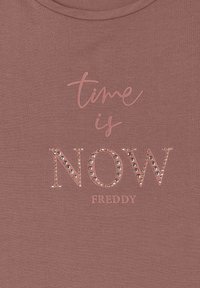 Freddy DI CON DETTAGLI - Camiseta estampada - light mahogany