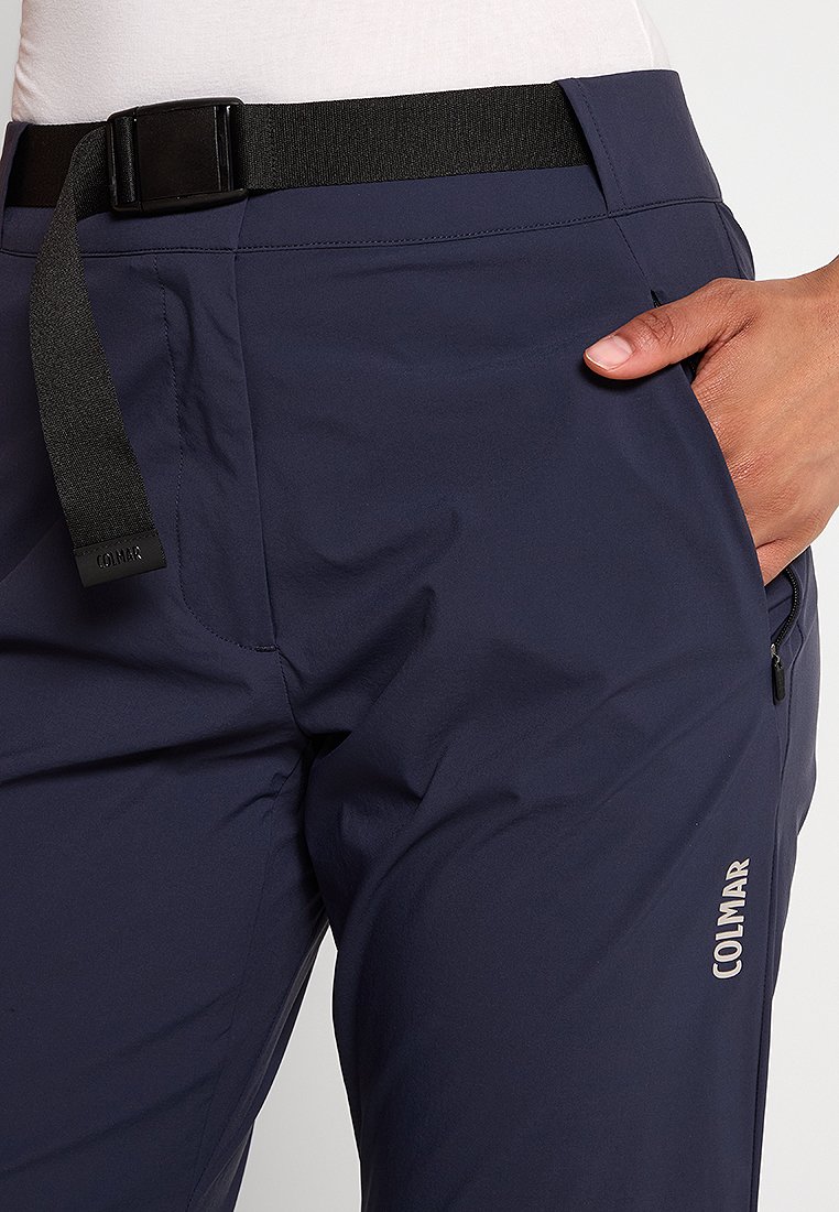 Marineblaue Outdoor-Hosen mit strukturierter Oberfläche, ausgestattet mit einem schwarzen Gürtel, Seitentaschen und einem sichtbaren Markenlogo am Oberschenkel.