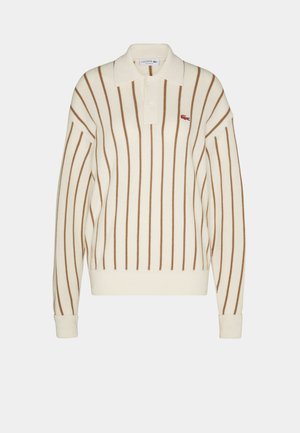 Sweater polo à manches longues de couleur crème avec des rayures verticales marron, une patte de boutonnage et un petit logo Lacoste sur la poitrine.