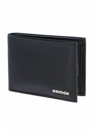Portefeuille bi-fold en cuir noir avec bords cousus et logo argenté "oxmax" sur le coin avant, incliné pour montrer les plis latéraux.