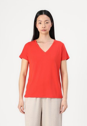 Rød kortermet V-hals T-skjorte laget av glatt stoff, med en avslappet passform. Skjorten har et enkelt design uten tilleggsmønstre eller aksenter.